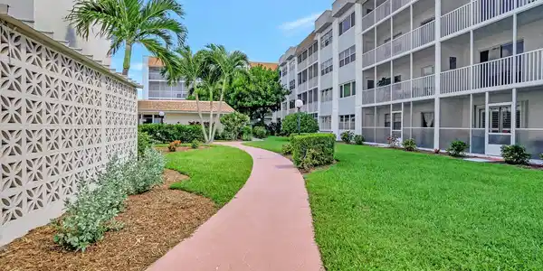 1502 S Lakeside Drive