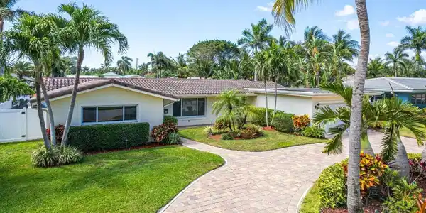 906 SE 10th Court