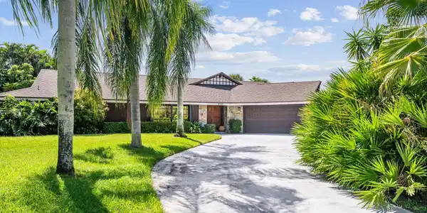 2190 NE Pinecrest Lakes Boulevard