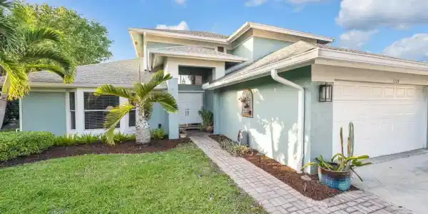 1124 SW Oak Hollow Court