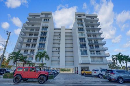 1609 N Riverside Dr