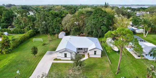 895 SW 34th Terrace