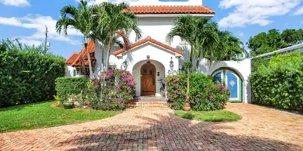 626 N Palmway