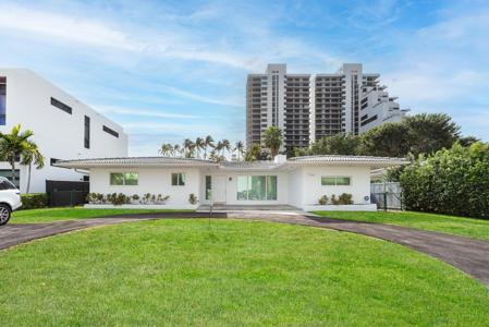 1040 N Venetian Dr