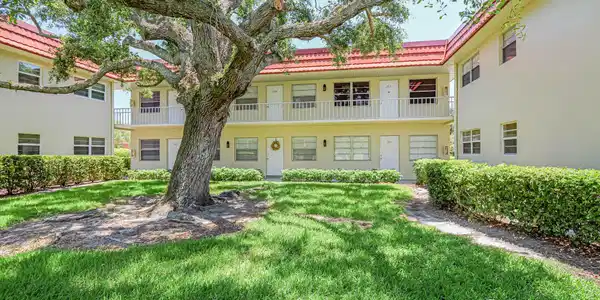 16 Vista Palm Lane
