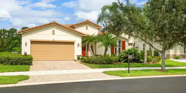 685 SW Sun Circle