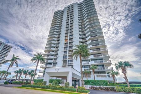 123 Lakeshore Drive