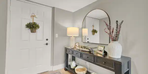 Image 2: Entryway