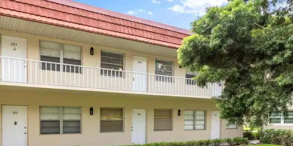 9 Vista Palm Ln