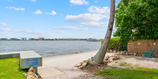 1516 S Lakeside Drive