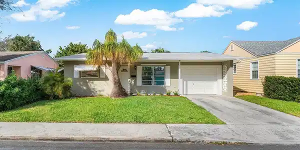 1217 N Ocean Breeze