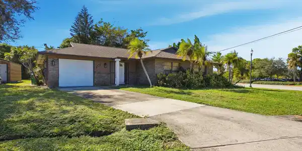 1102 SE Petunia Avenue