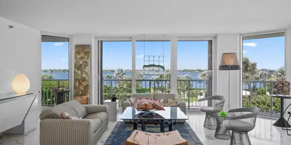 Image 3: Living Room