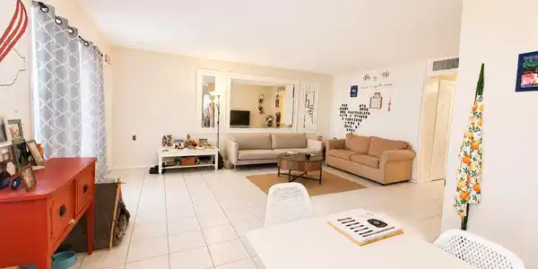 Image 4: 5203 NE 24 Terr, chat living and dining3
