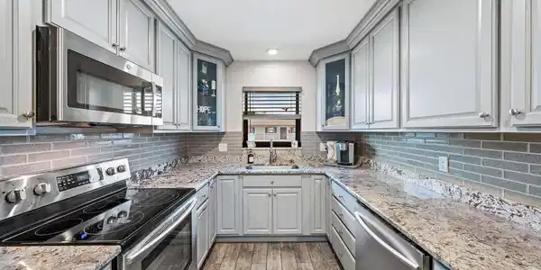 Image 3: 755 Saturn St e203-10