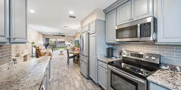 Image 4: 755 Saturn St e203-8