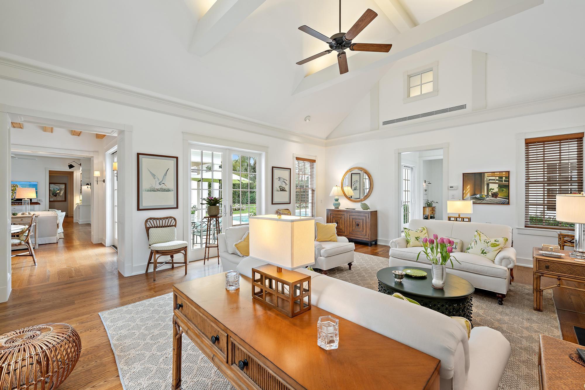 Image 4: Living Room