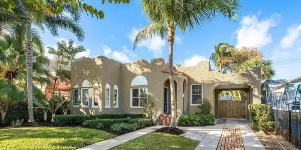 227 N Lakeside Drive