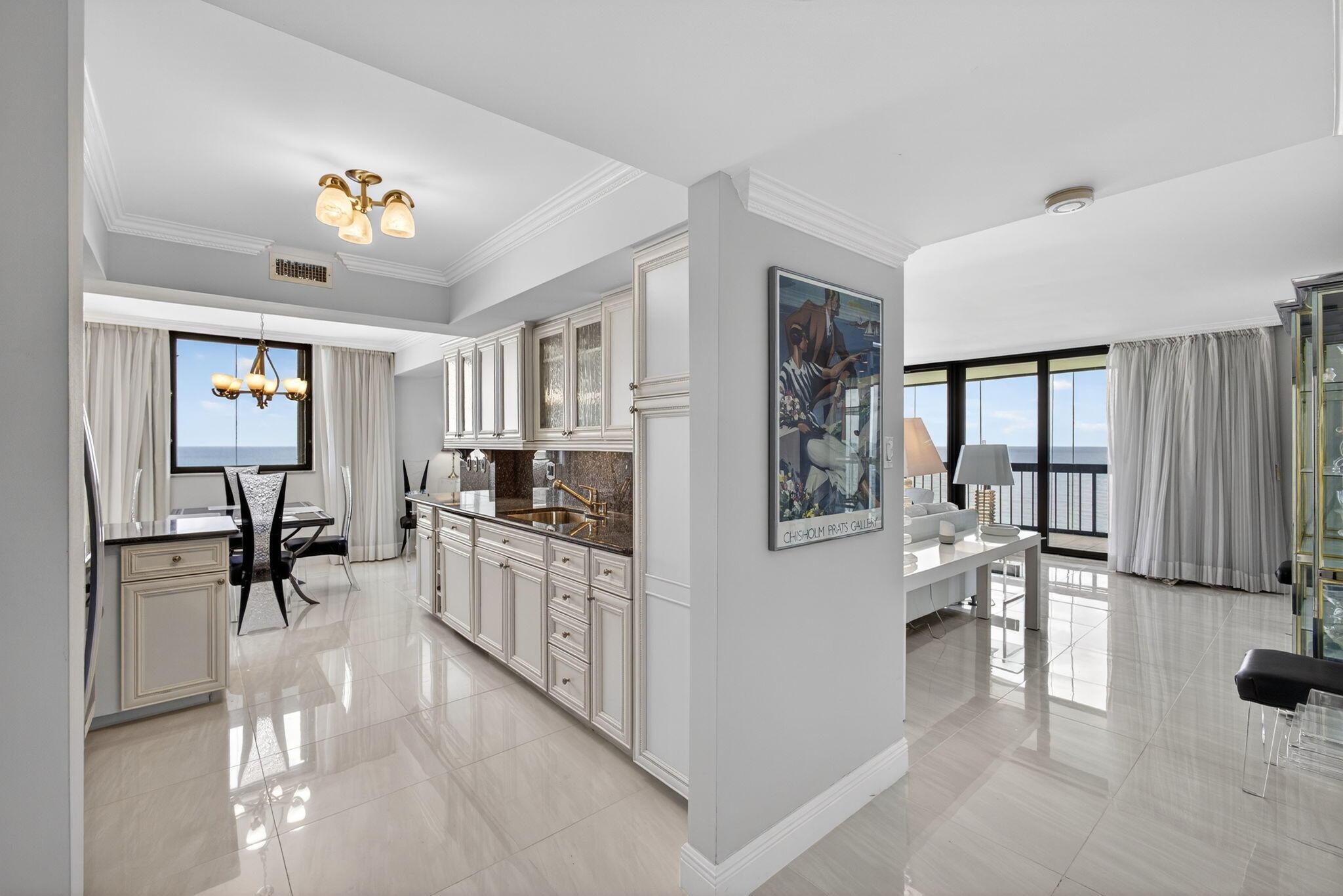 Image 1: Living/Kitchen