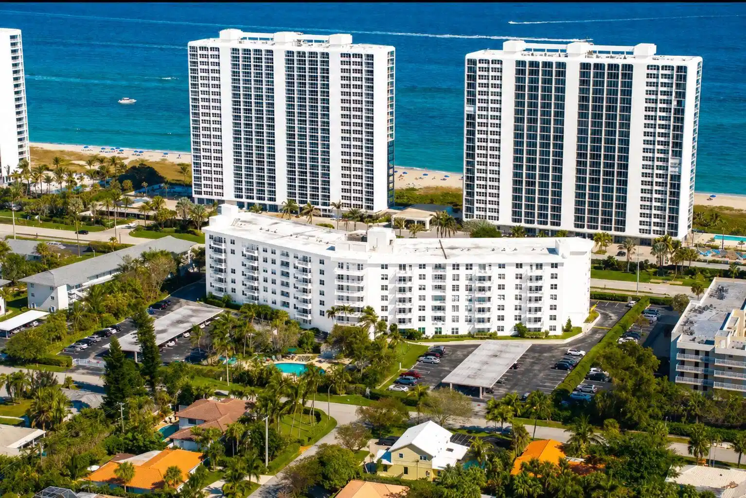 Image 1: Beachside Retreat in an amazing location close to