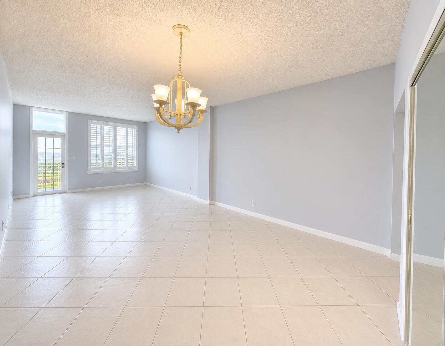 Image 3: Spacious Sunlit living area w/neutral flooring and