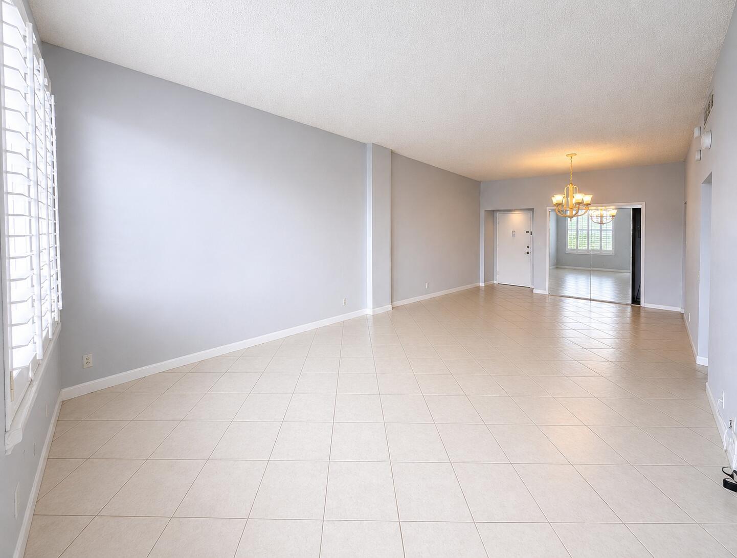 Image 4: Living/Dining