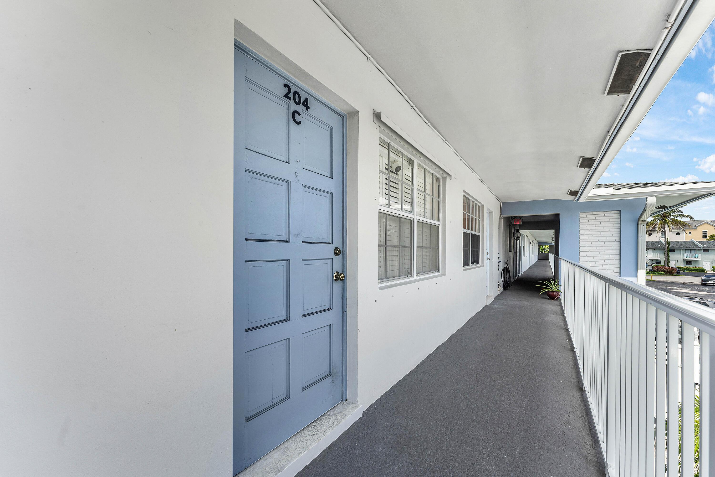 Image 4: 005-4111Northeast21stWay-204-LighthouseP