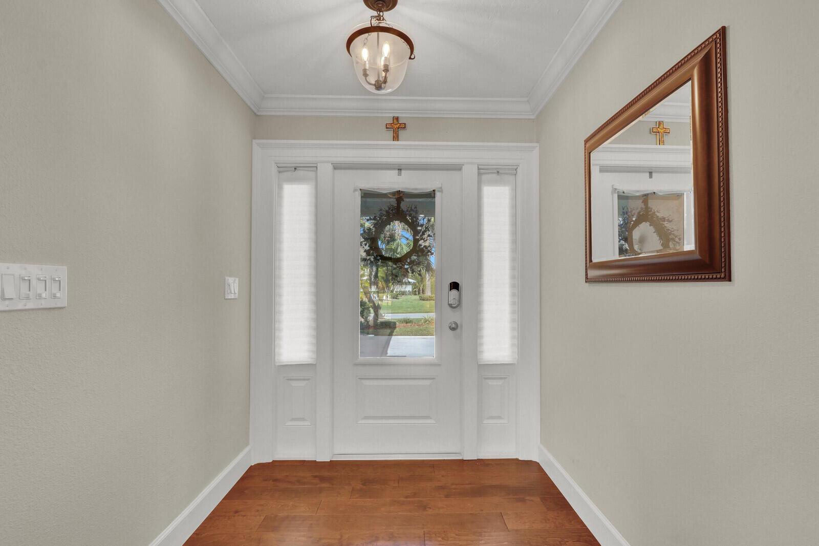 Image 4: Foyer