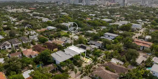Image 3: Minutes to Downtown and LAs Olas