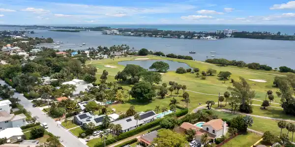 Image 2: property sits on the golfcourse