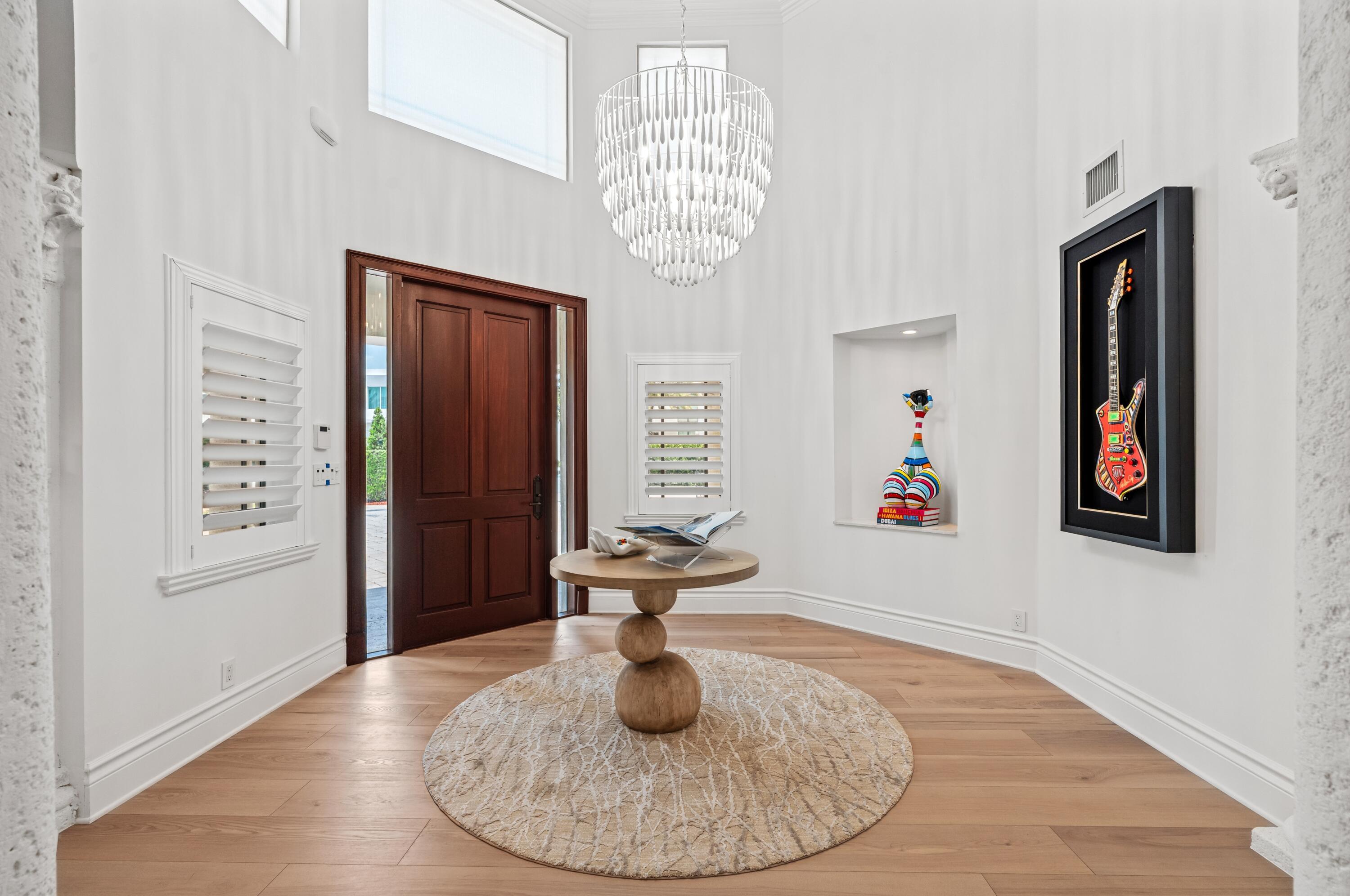 Image 4: FOYER
