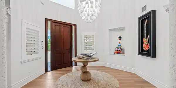 Image 4: FOYER
