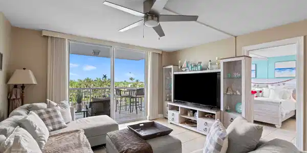 Image 4: Living Area