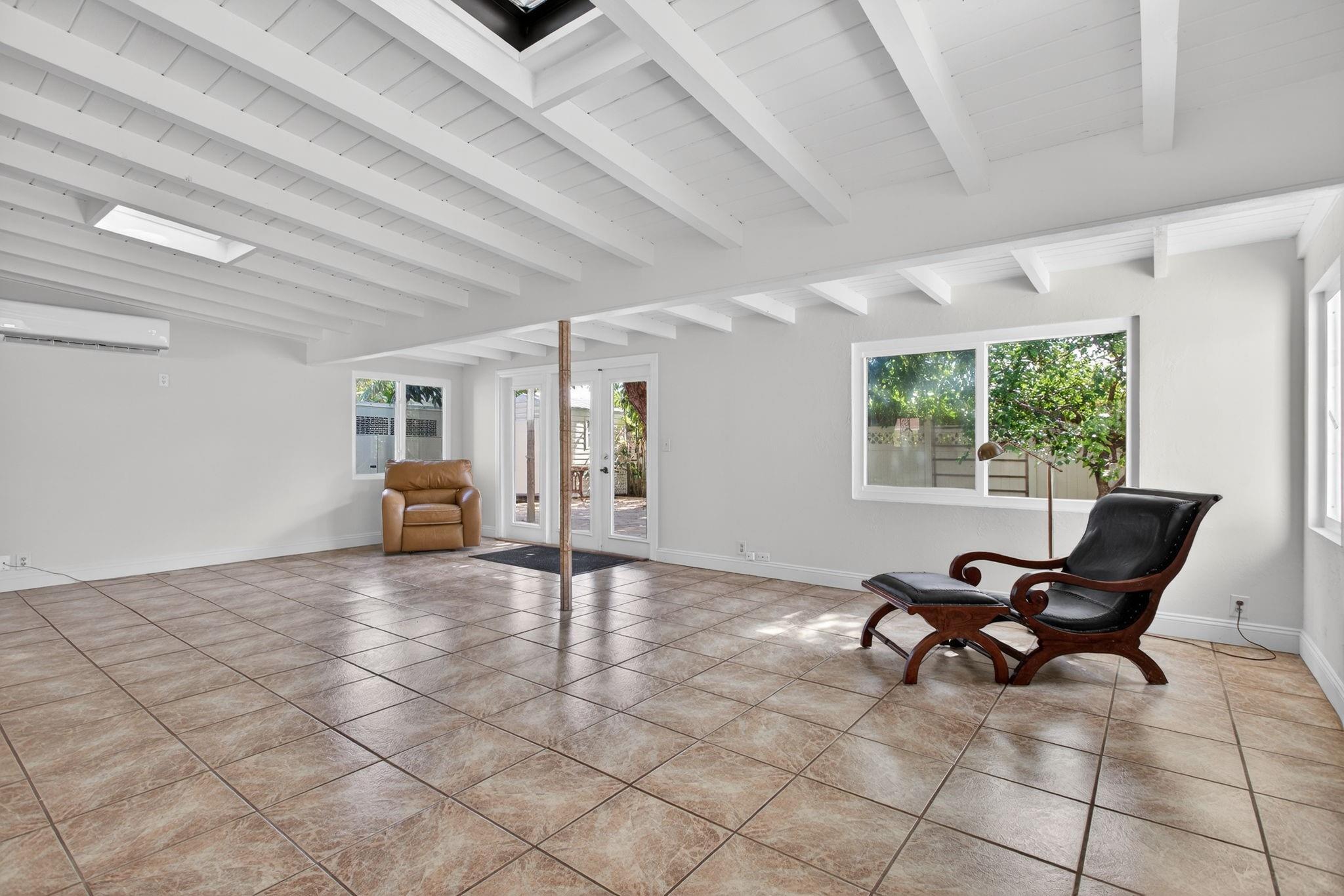 Image 4: Beautiful living area with skylights