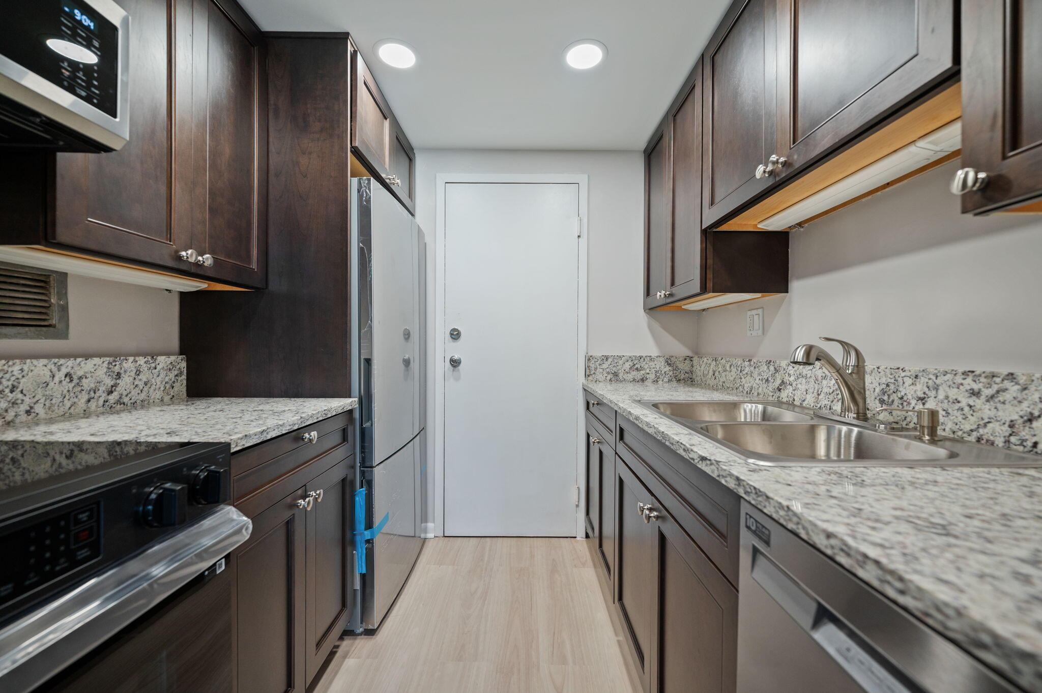 Image 4: Unit 1407 kitchen (brand new)