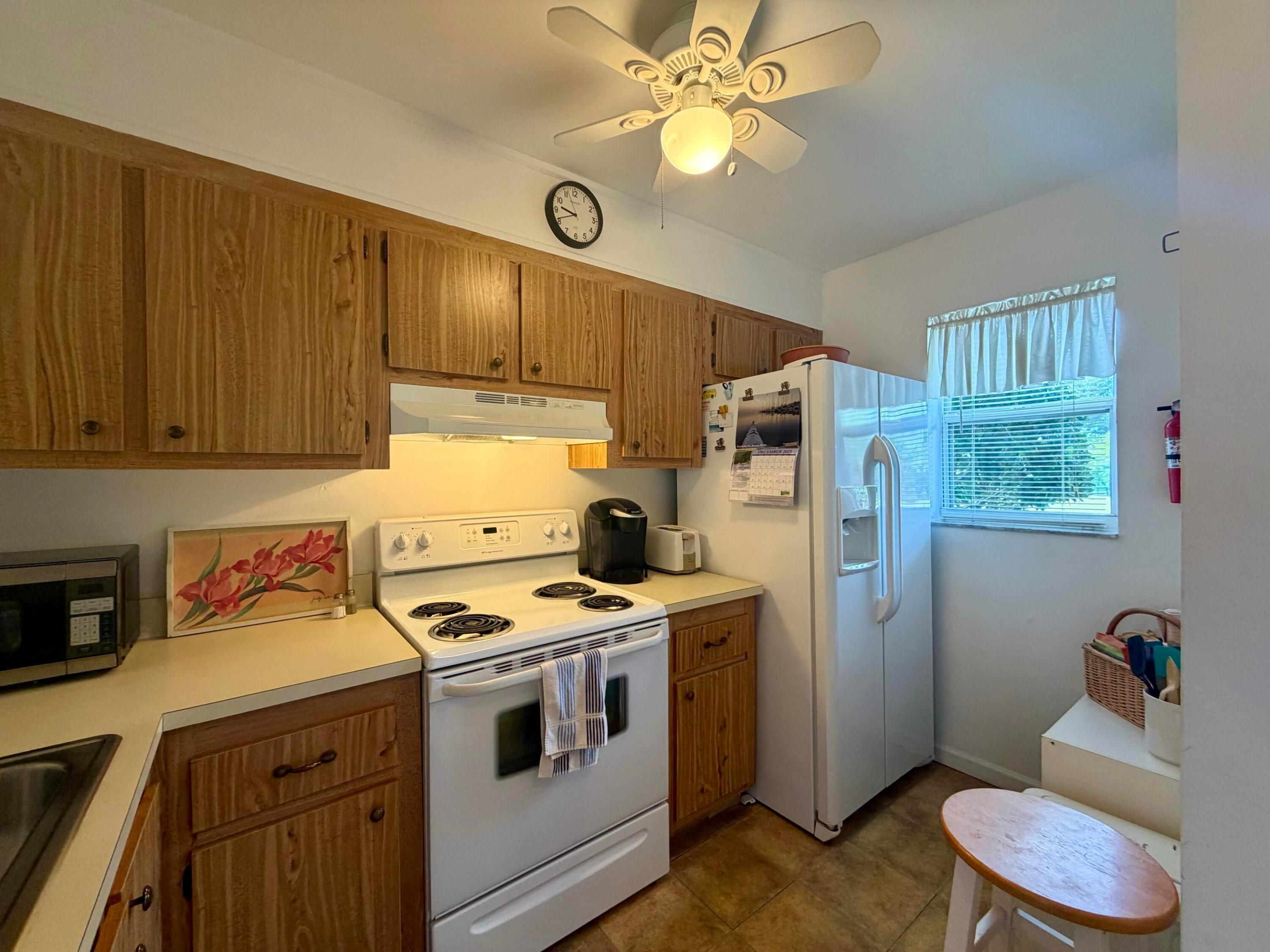 Image 4: Kitchen