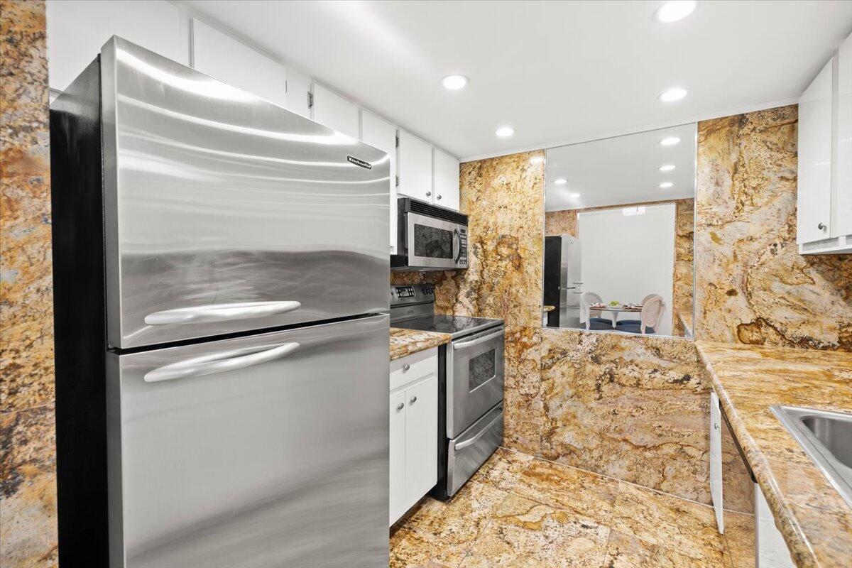 Image 4: KITCHEN