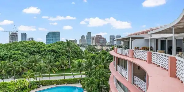 Image 2: 315 S Lake Dr Penthouse C Palm-large-005