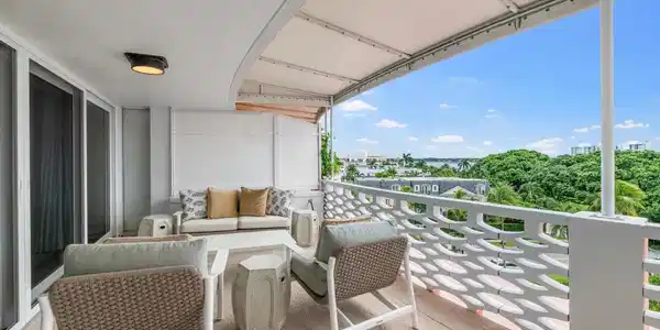 Image 3: 315 S Lake Dr Penthouse C Palm-large-002