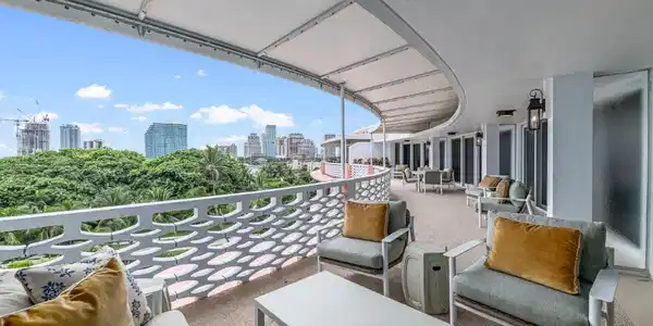 Image 4: 315 S Lake Dr Penthouse C Palm-large-003