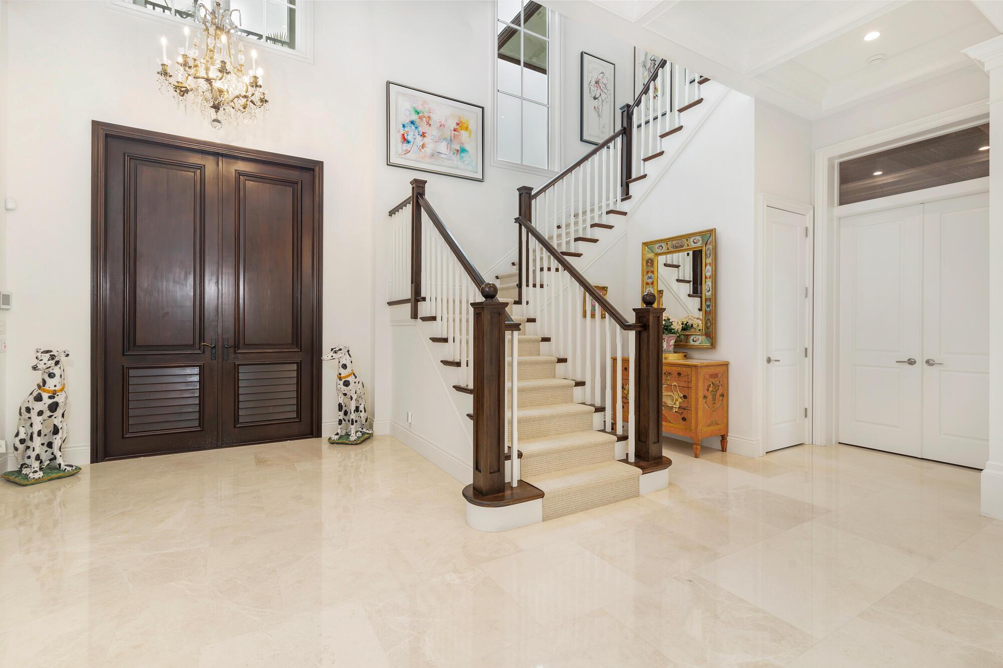Image 4: Foyer
