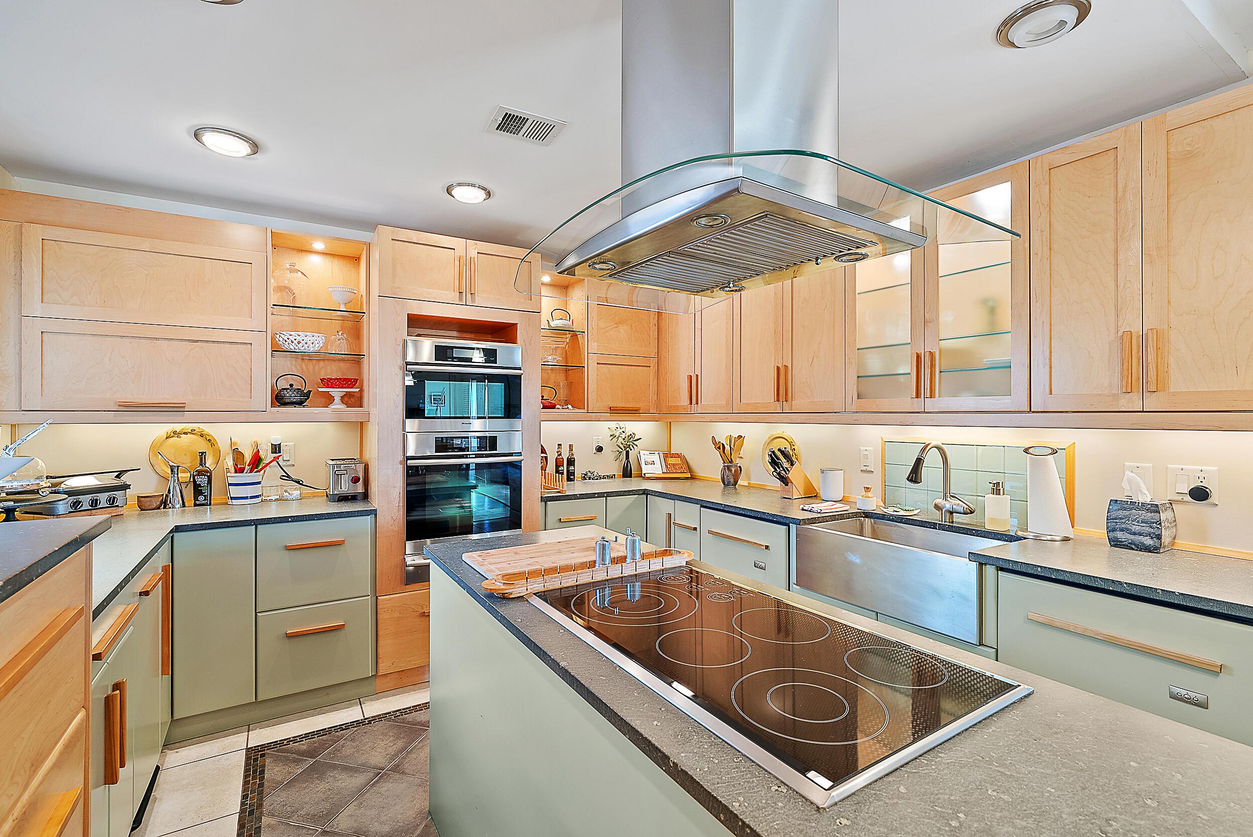 Image 4: Kitchen