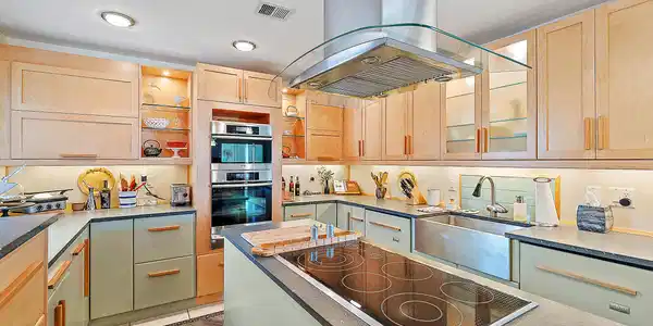 Image 4: Kitchen
