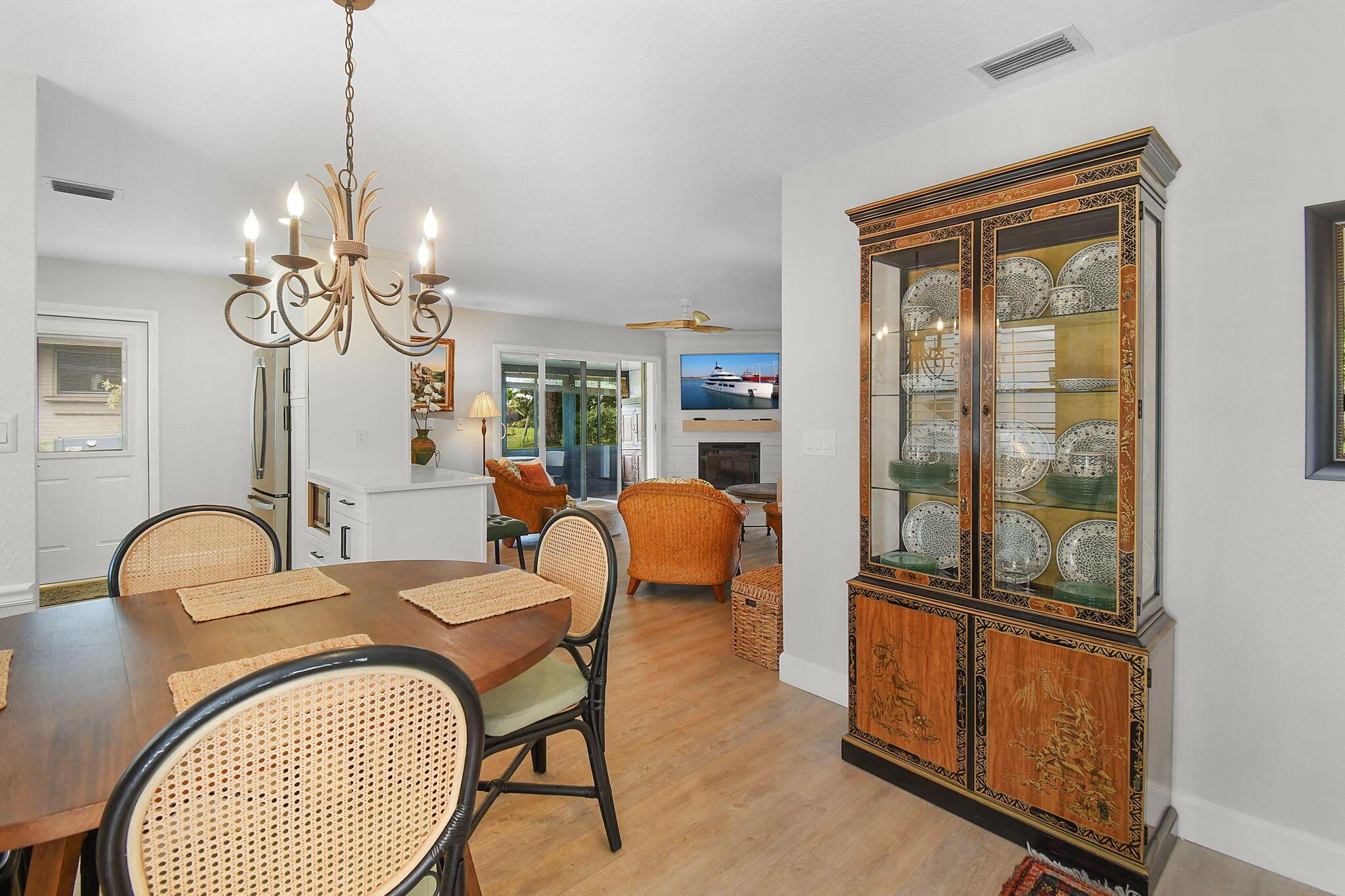 Image 1: COME DISCOVER THIS LOVELY VILLA