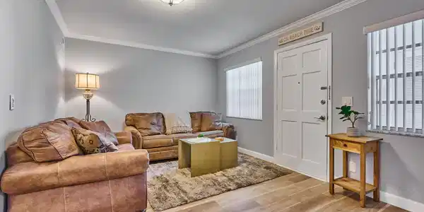 Image 4: Living to Entry