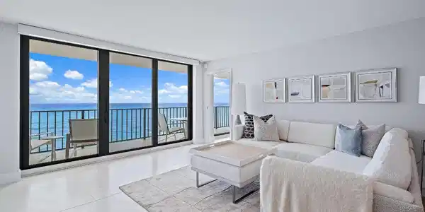 Image 3: Living Room