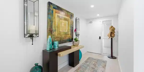 Image 4: Foyer
