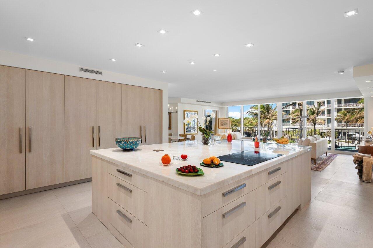 Image 2: Center Island Kitchen