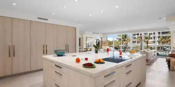 Image 2: Center Island Kitchen