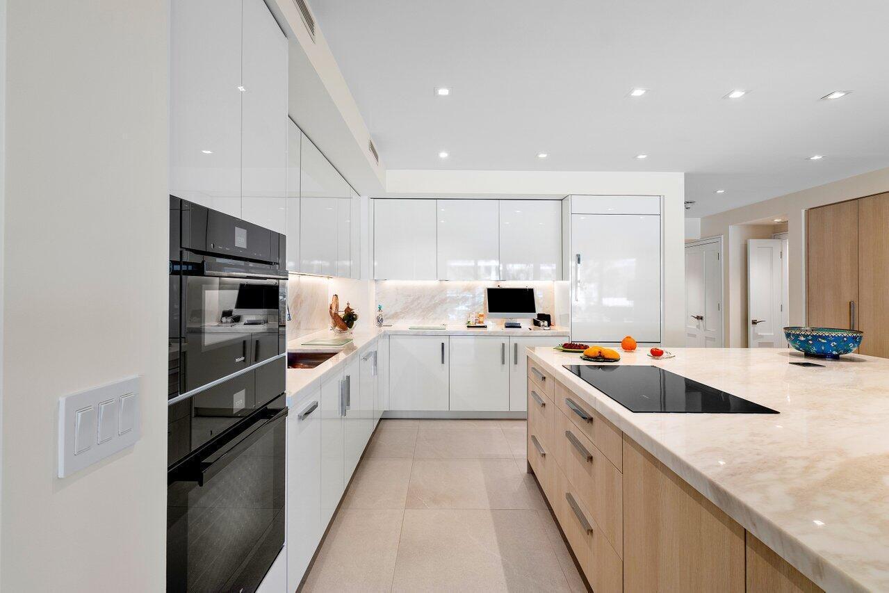 Image 4: Kitchen